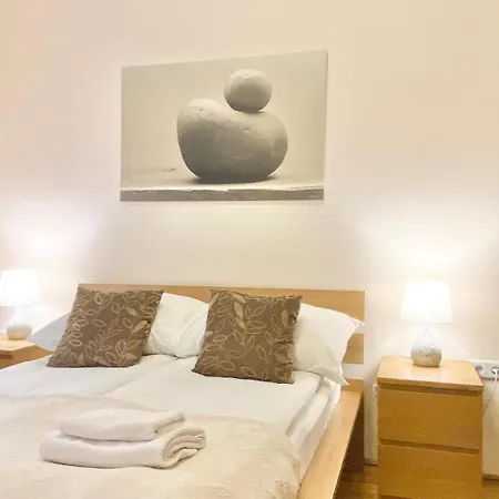 Kazinczy & Balcony By Firsthost *