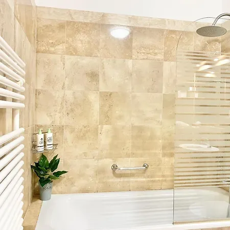 Apartment Kazinczy & Balcony By Firsthost *